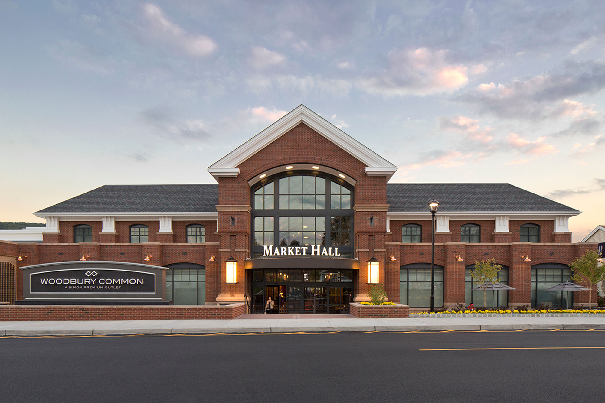 Outdoor Dining at Woodbury Common Premium Outlets